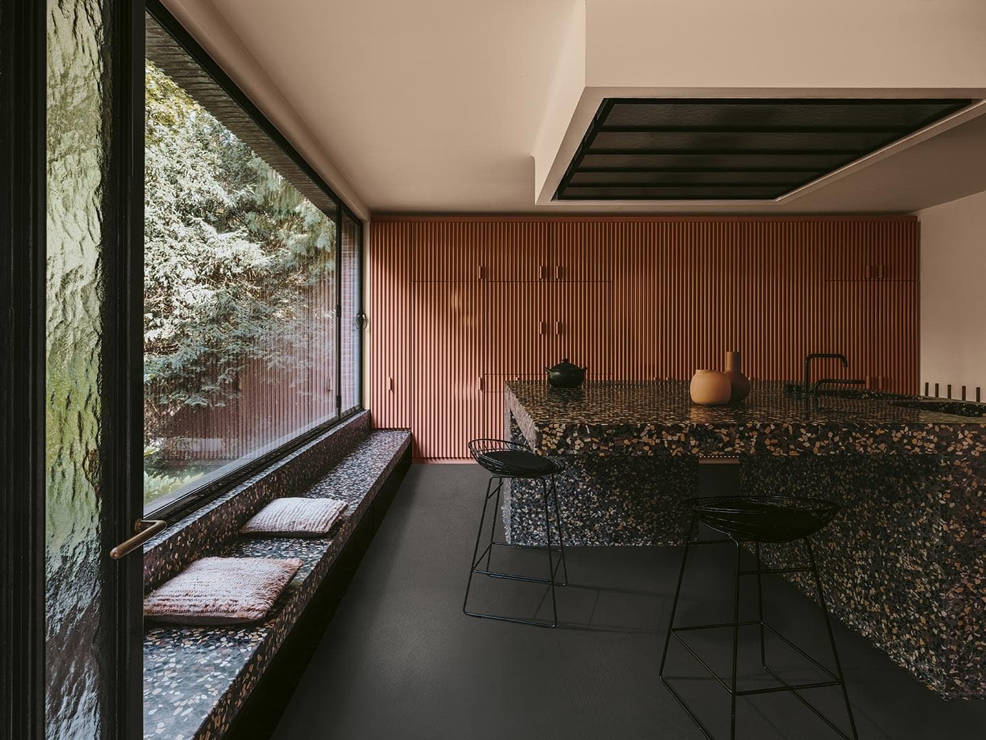 Soffitto: Decor KK 117, Armadiatura: Microresina KK 113, Pavimento: Cementoresina KK 11